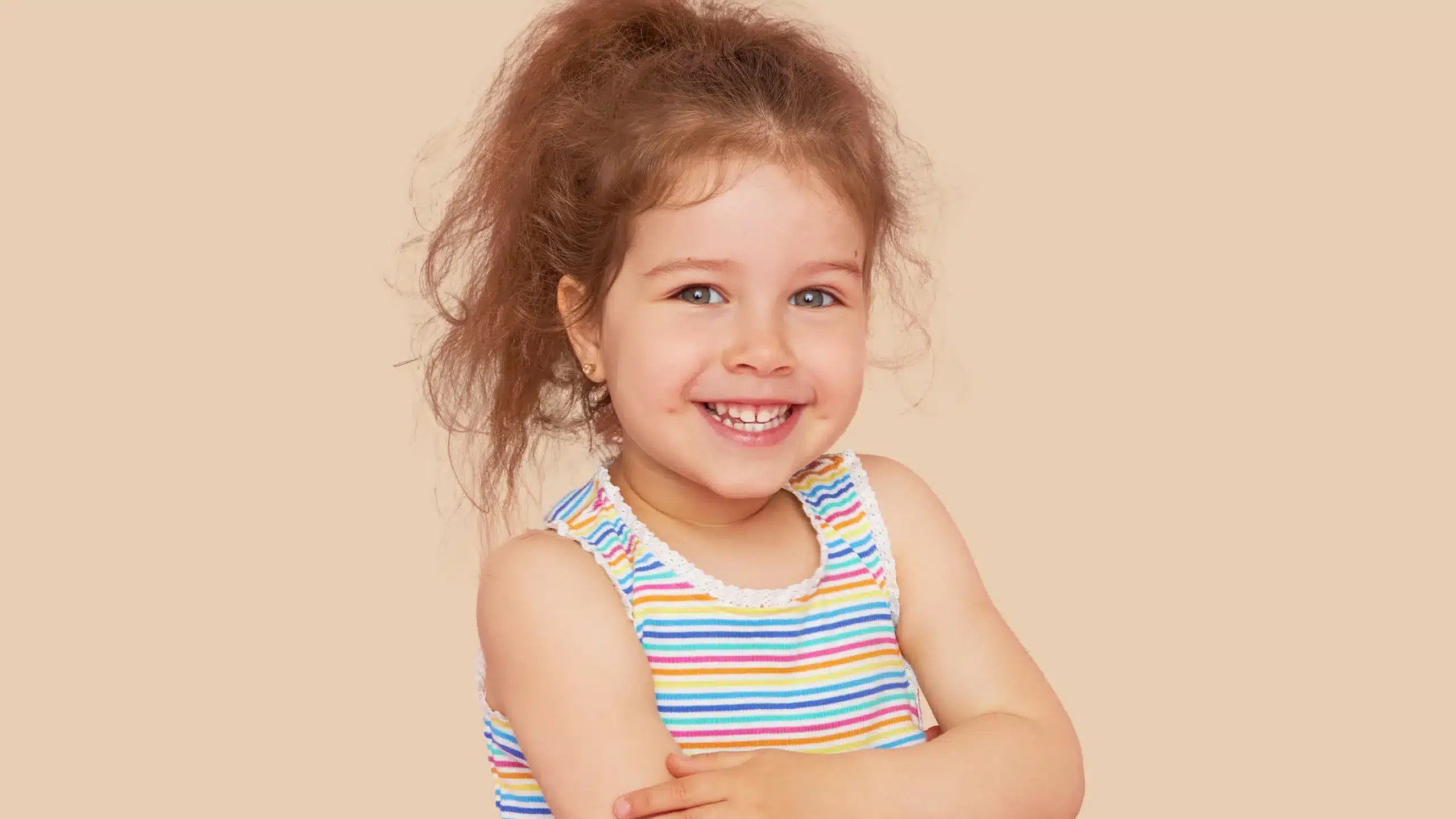 blankweiss - selbstbewusstes Mädchen am lächeln