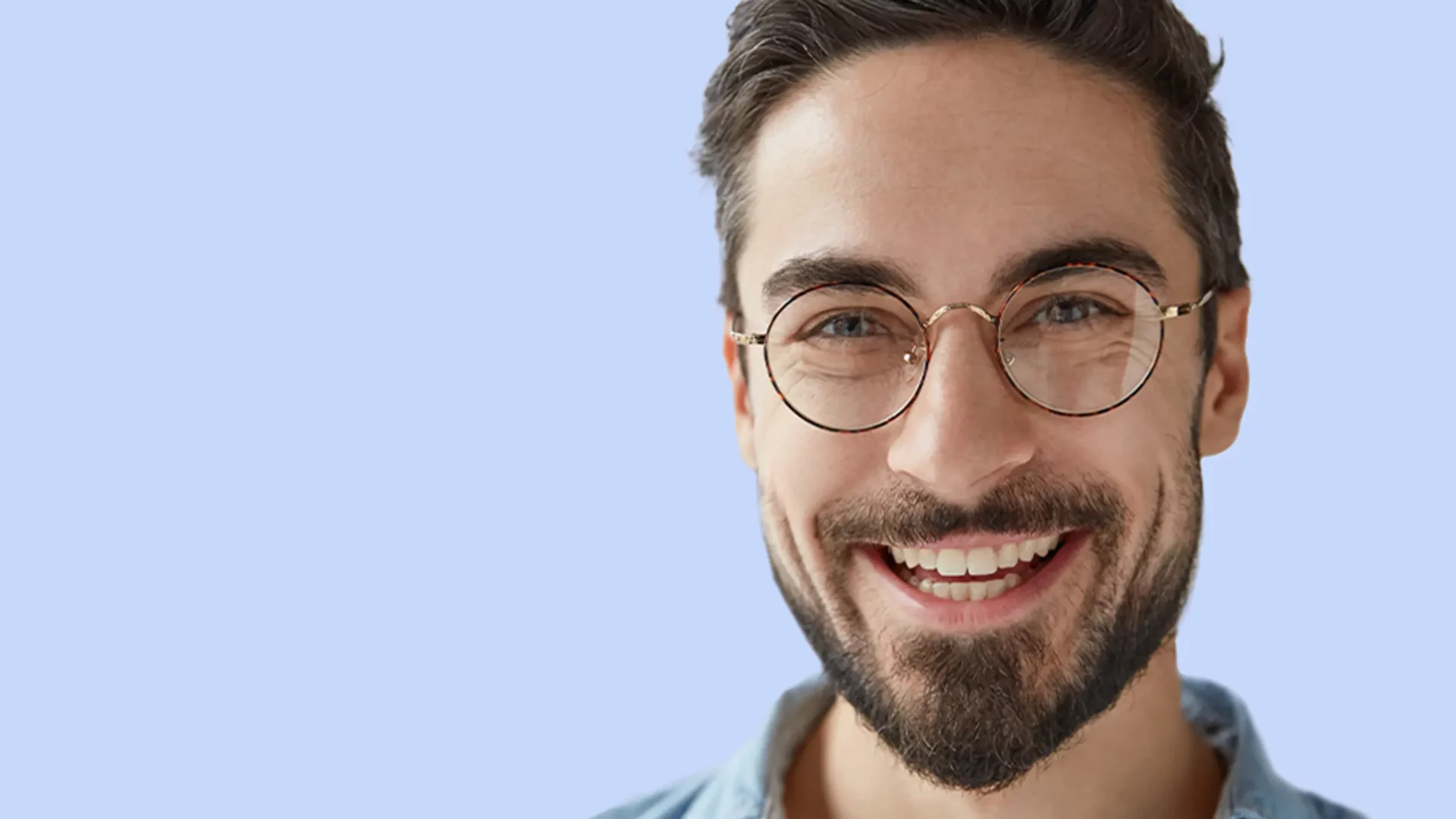 Glücklicher Mann mit Brille