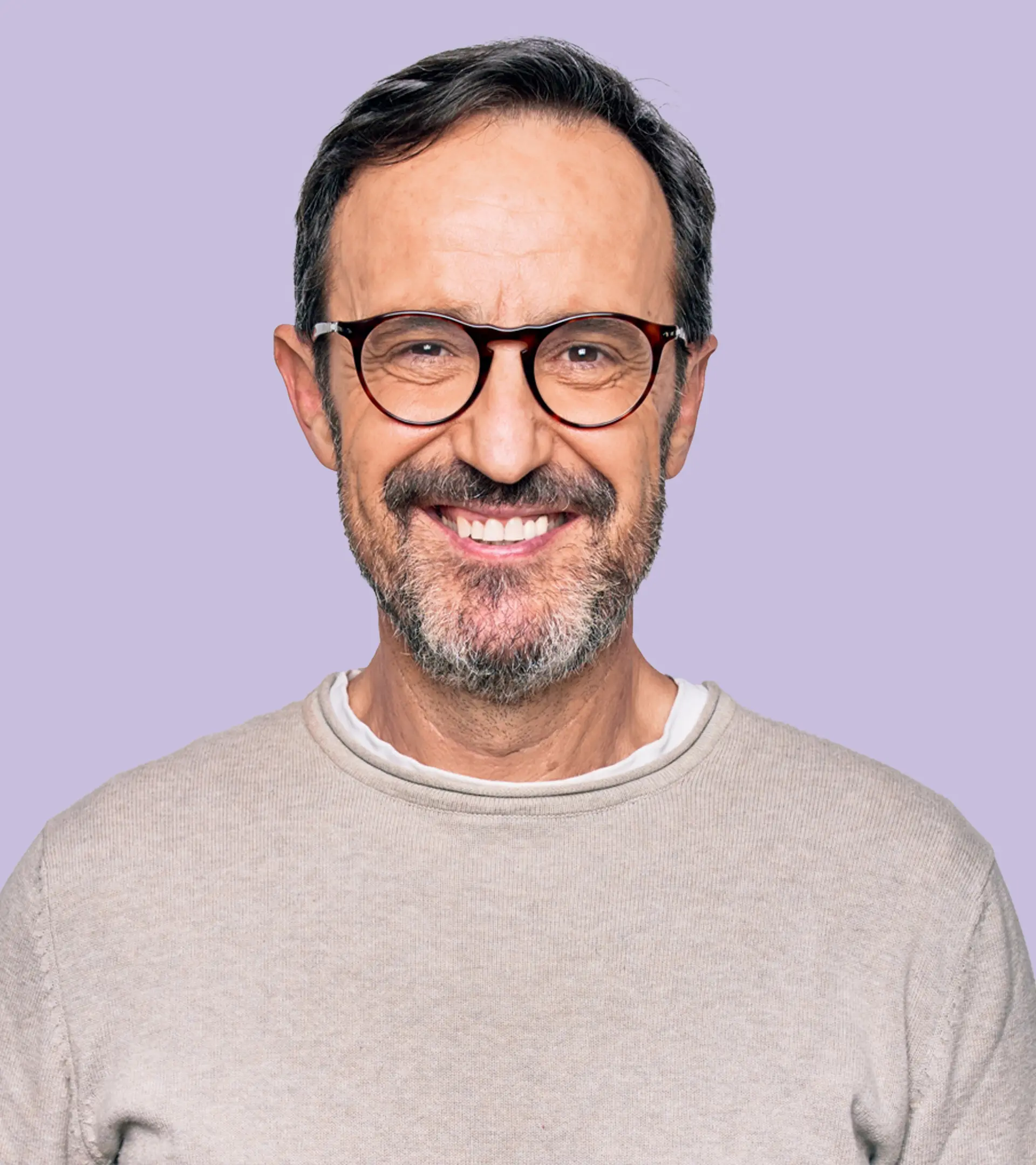 blankweiss - älterer Herr mit Implantaten am lächeln