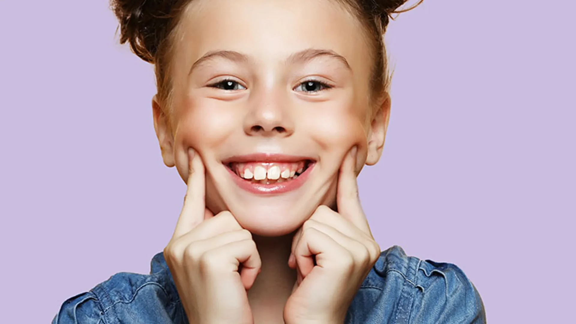 blankweiss - lächelndes Mädchen am grinsen