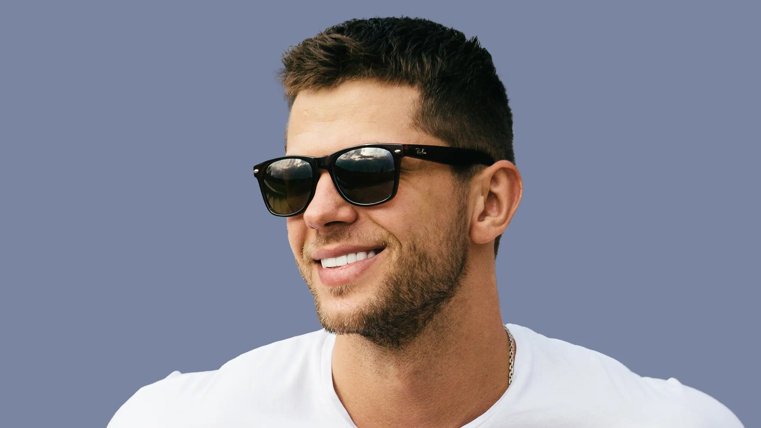 blankweiss - Zahnkontrollle - lächelnder Patient mit Sonnenbrille