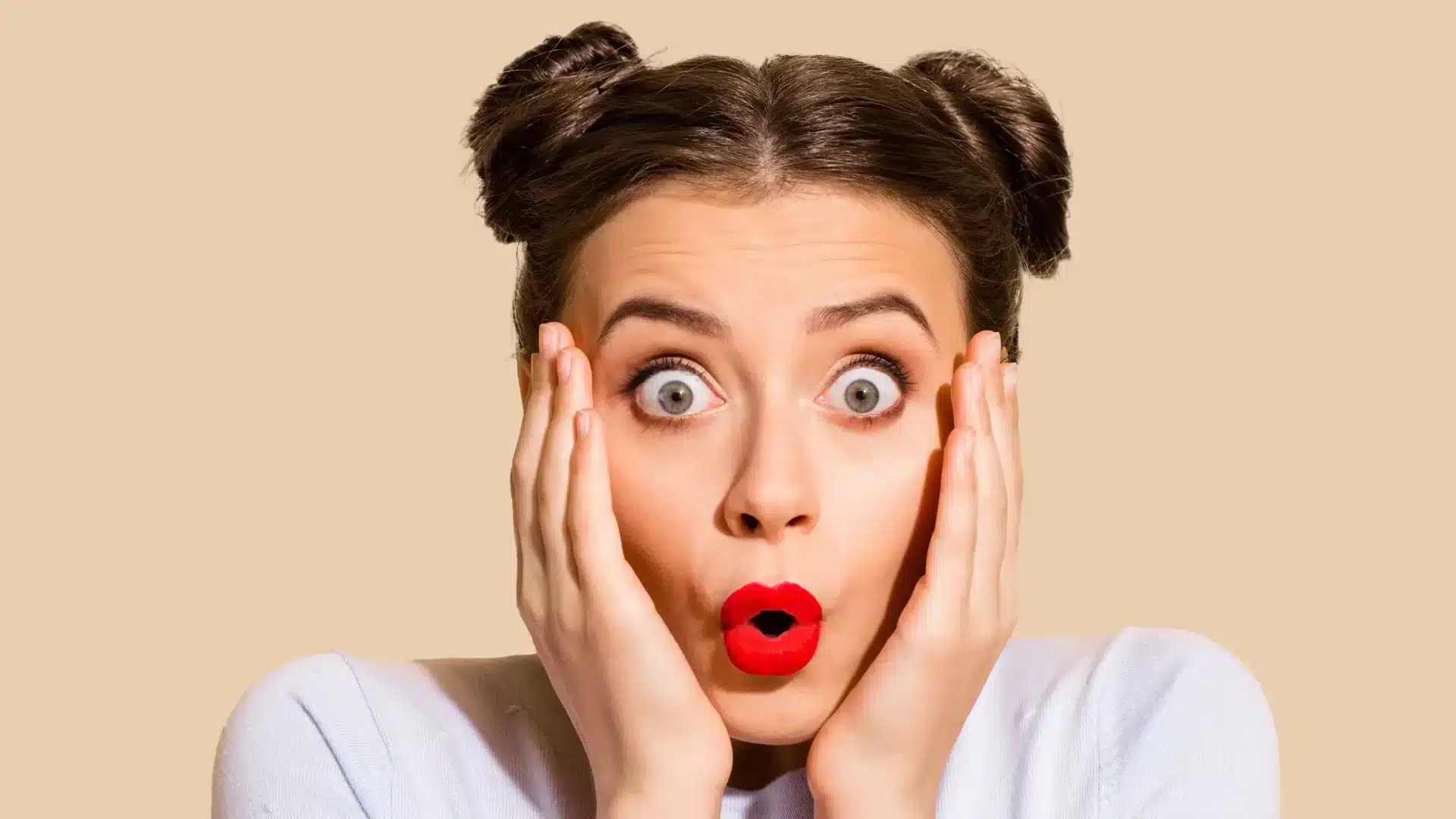 blankweiss - Patientin mit überraschten Gesicht