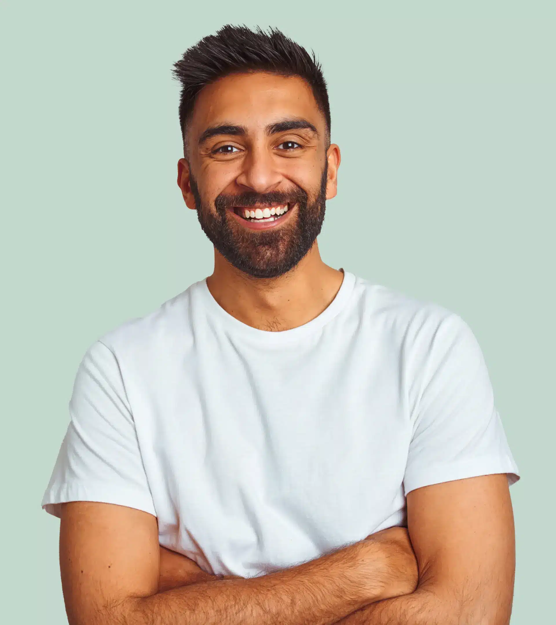 blankweiss - selbstbewusster junger Mann am lächeln