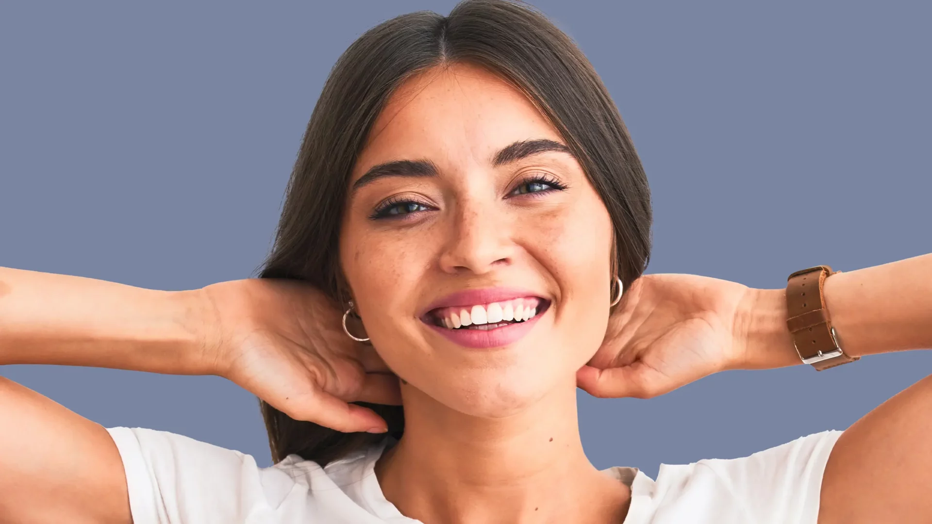 blankweiss - lächelnde Patientin mit Veneers