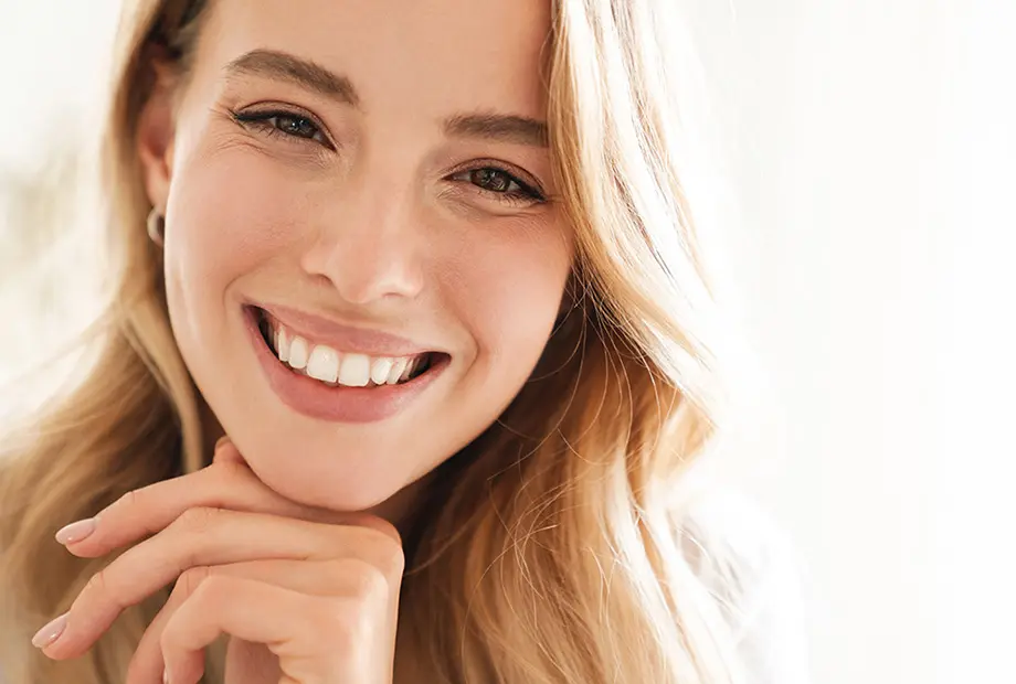 Lächelnde blonde Dame