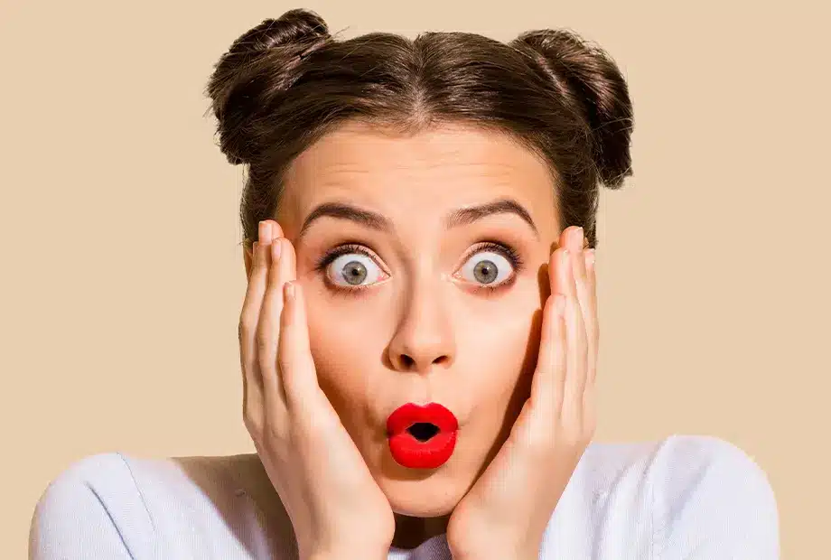 blankweiss notfallzahnarzt - Patientin mit erschrecktem Gesicht